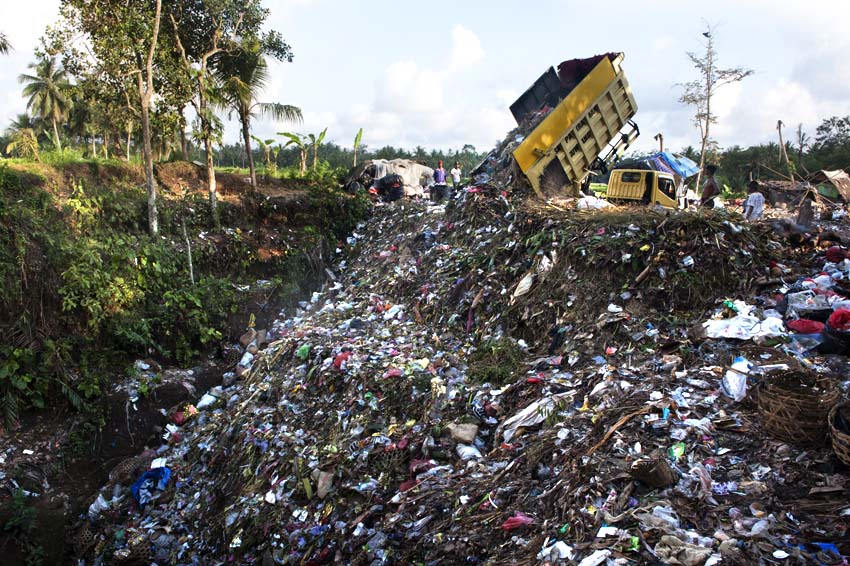 Ubud garbage dump by Rio Helmi