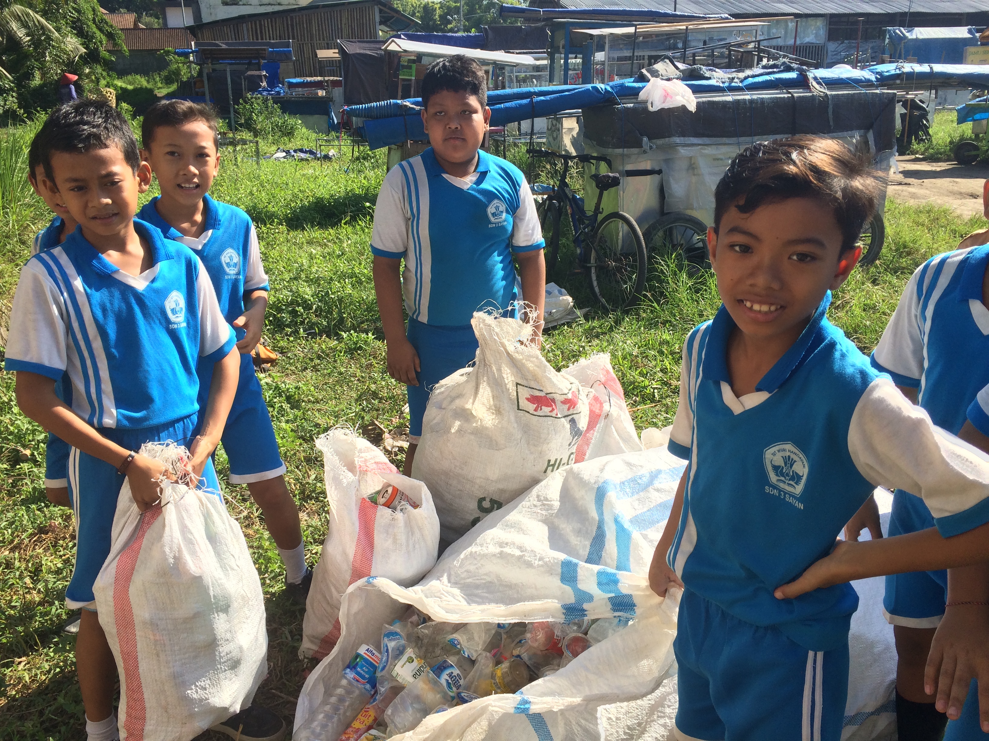 Ubud kids selling garbage to Sampah Jujur